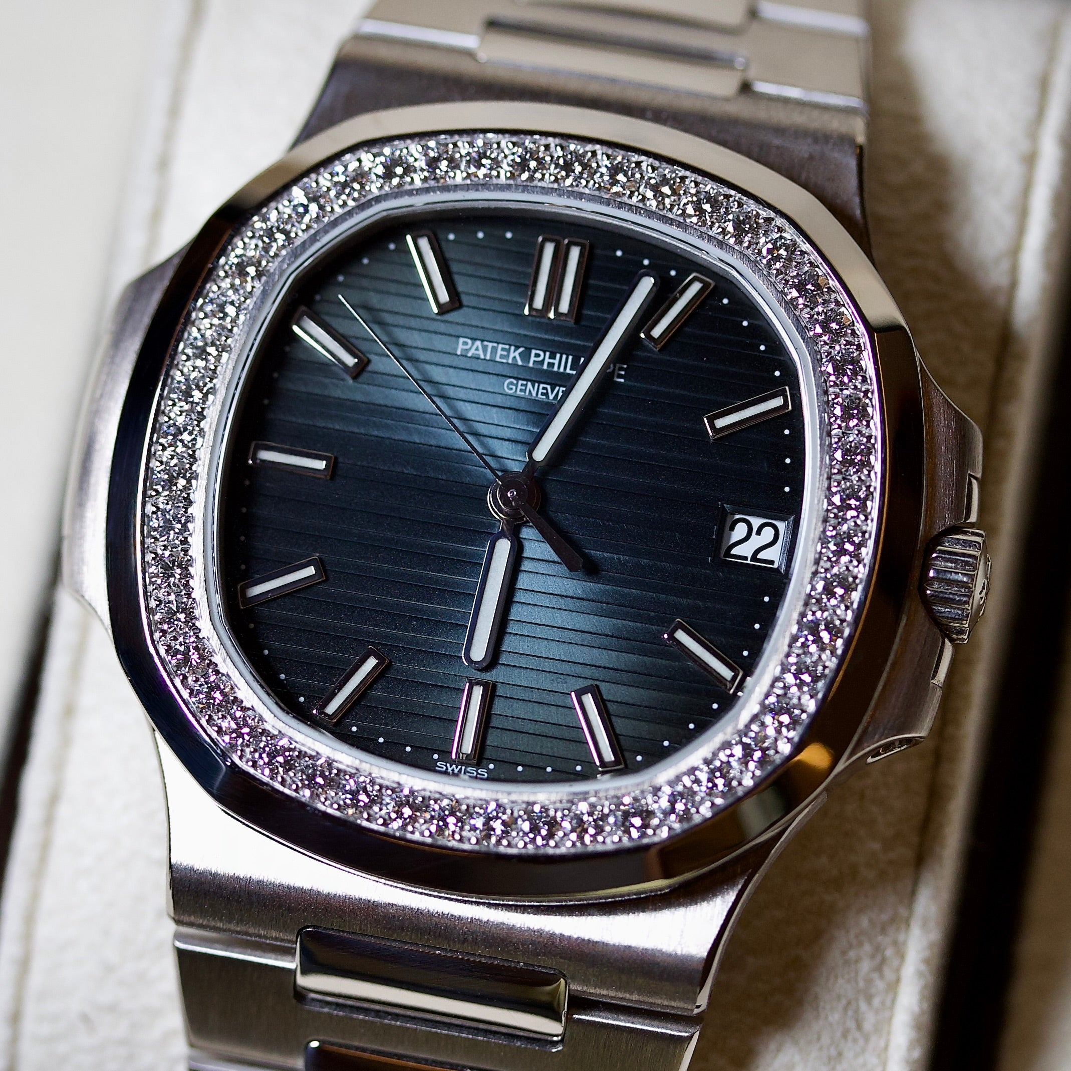 Patek Philippe Nautilus REF. 5713/1G-010
