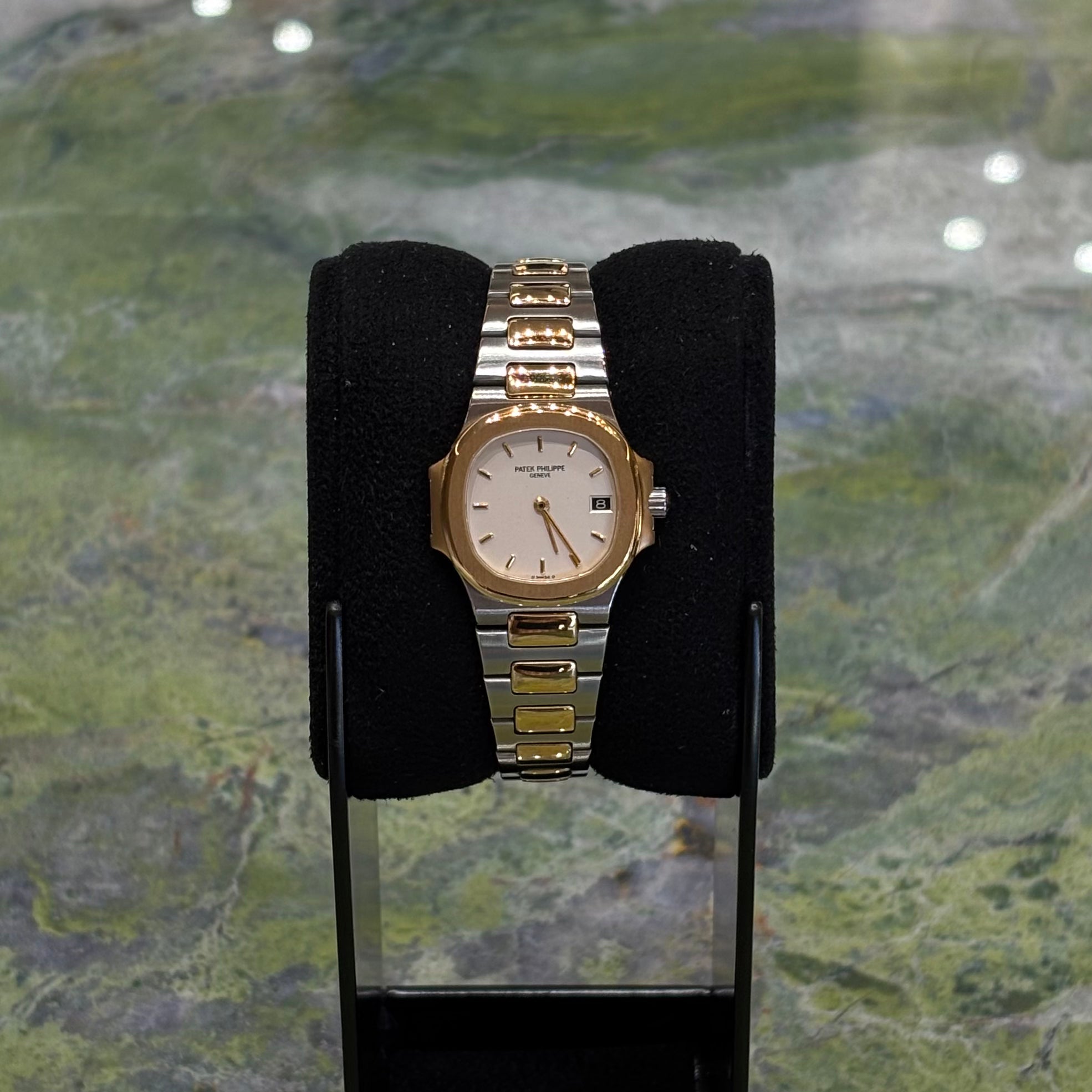 Patek Philippe Nautilus REF. 4700