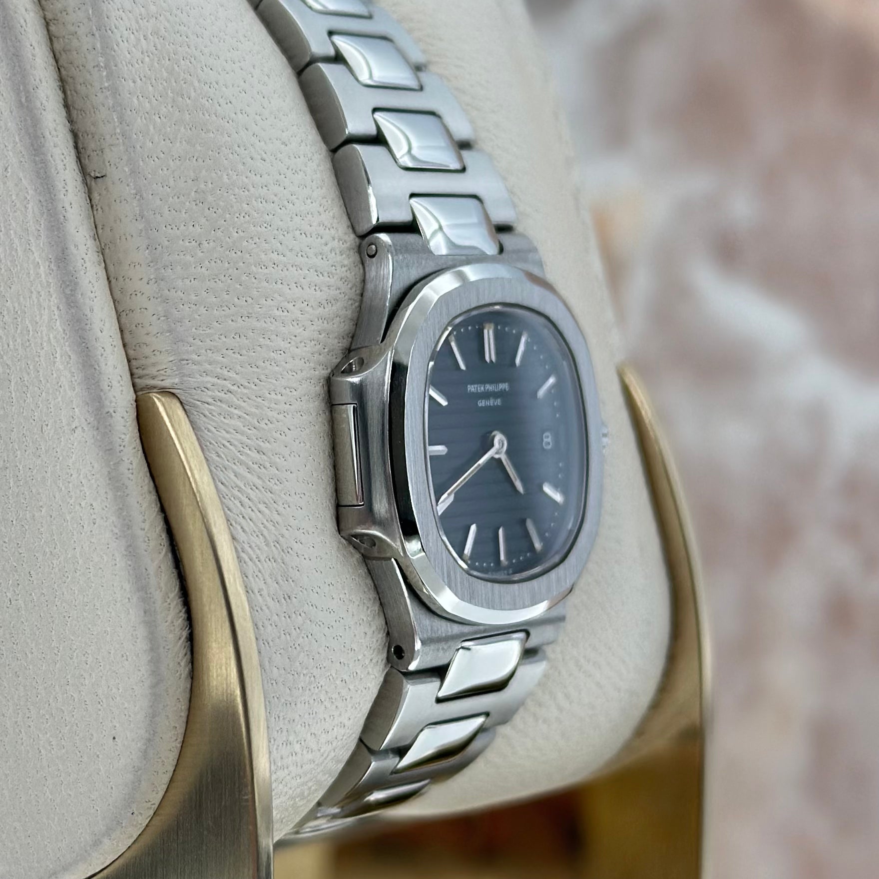 Patek Philippe Nautilus REF. 4700/001
