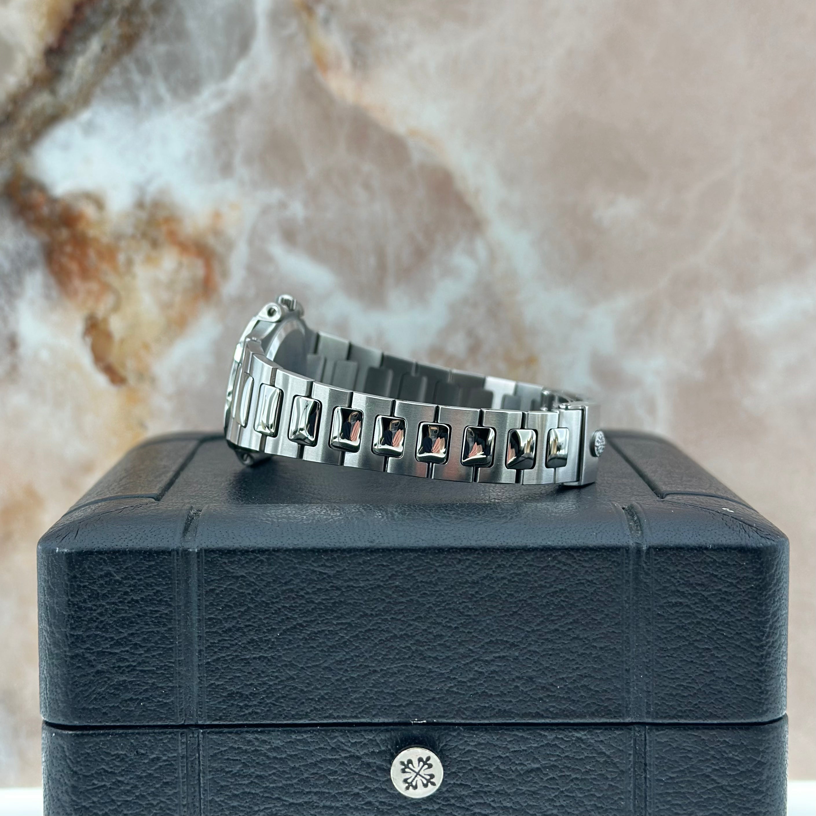 Patek Philippe Nautilus REF. 4700/001