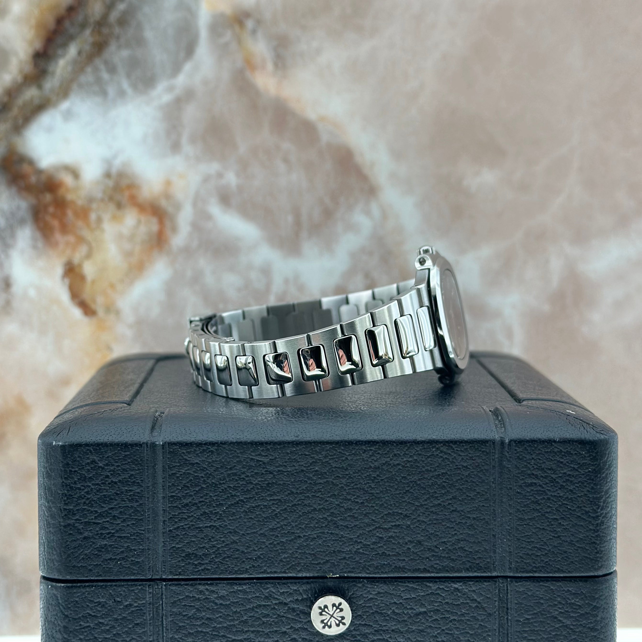 Patek Philippe Nautilus REF. 4700/001