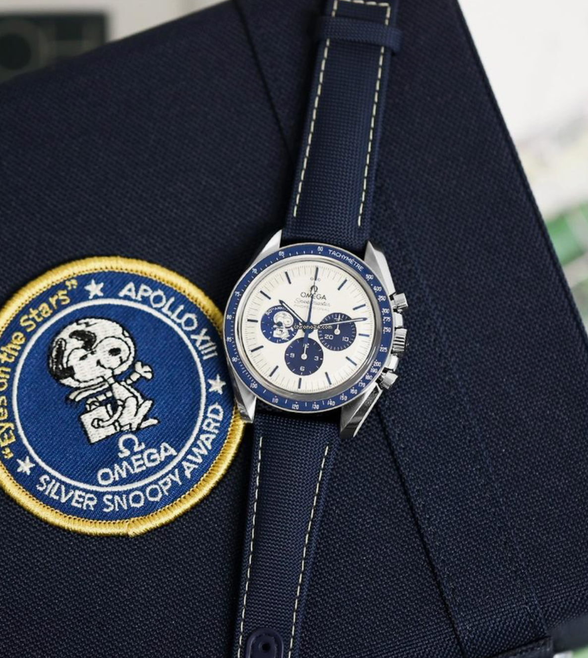 Speedmaster Professional Moonwatch Silver Snoopy Award' 50th Anniversary Ref. 310.32.42.50.02.001